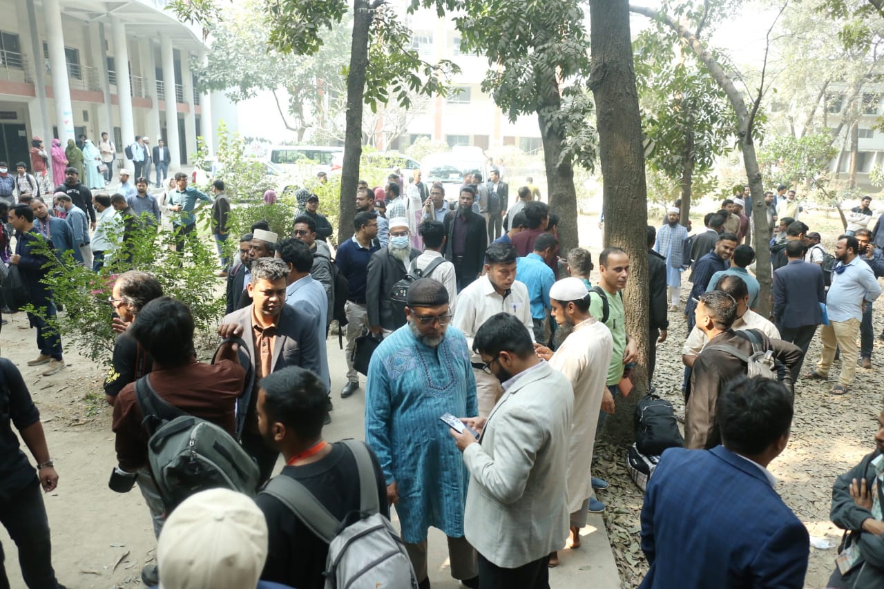 সরঞ্জাম হাতে ভোটযুদ্ধের শেষ প্রস্তুতি