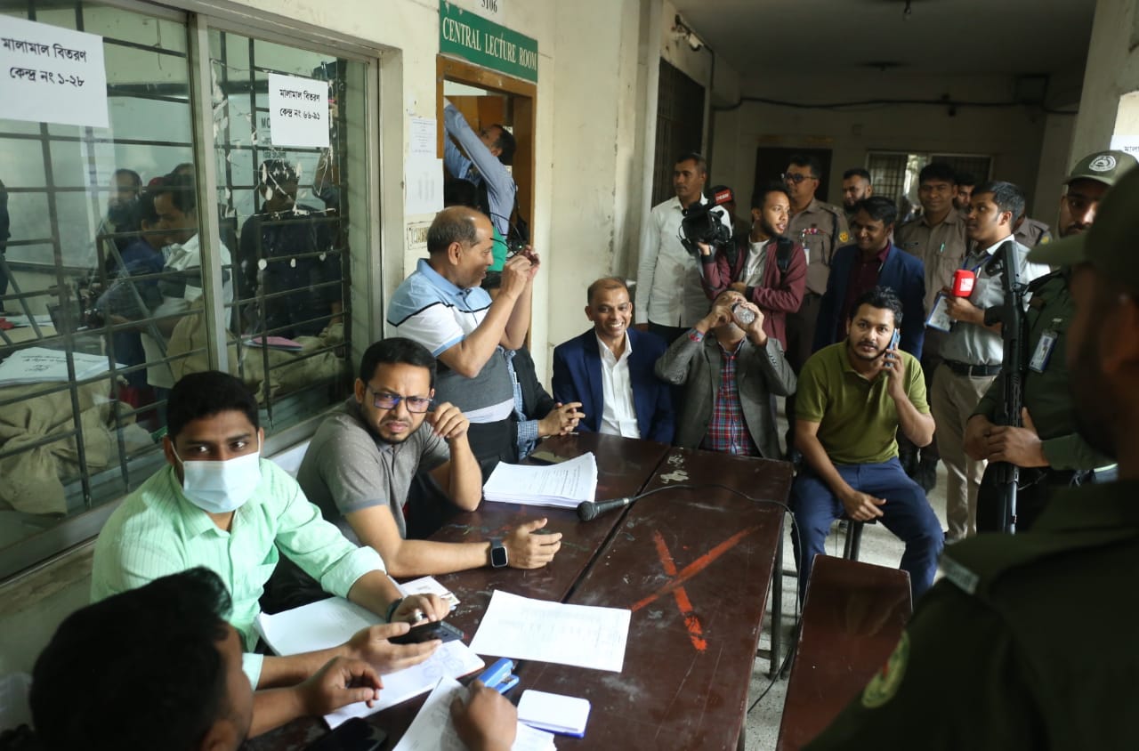 সরঞ্জাম হাতে ভোটযুদ্ধের শেষ প্রস্তুতি