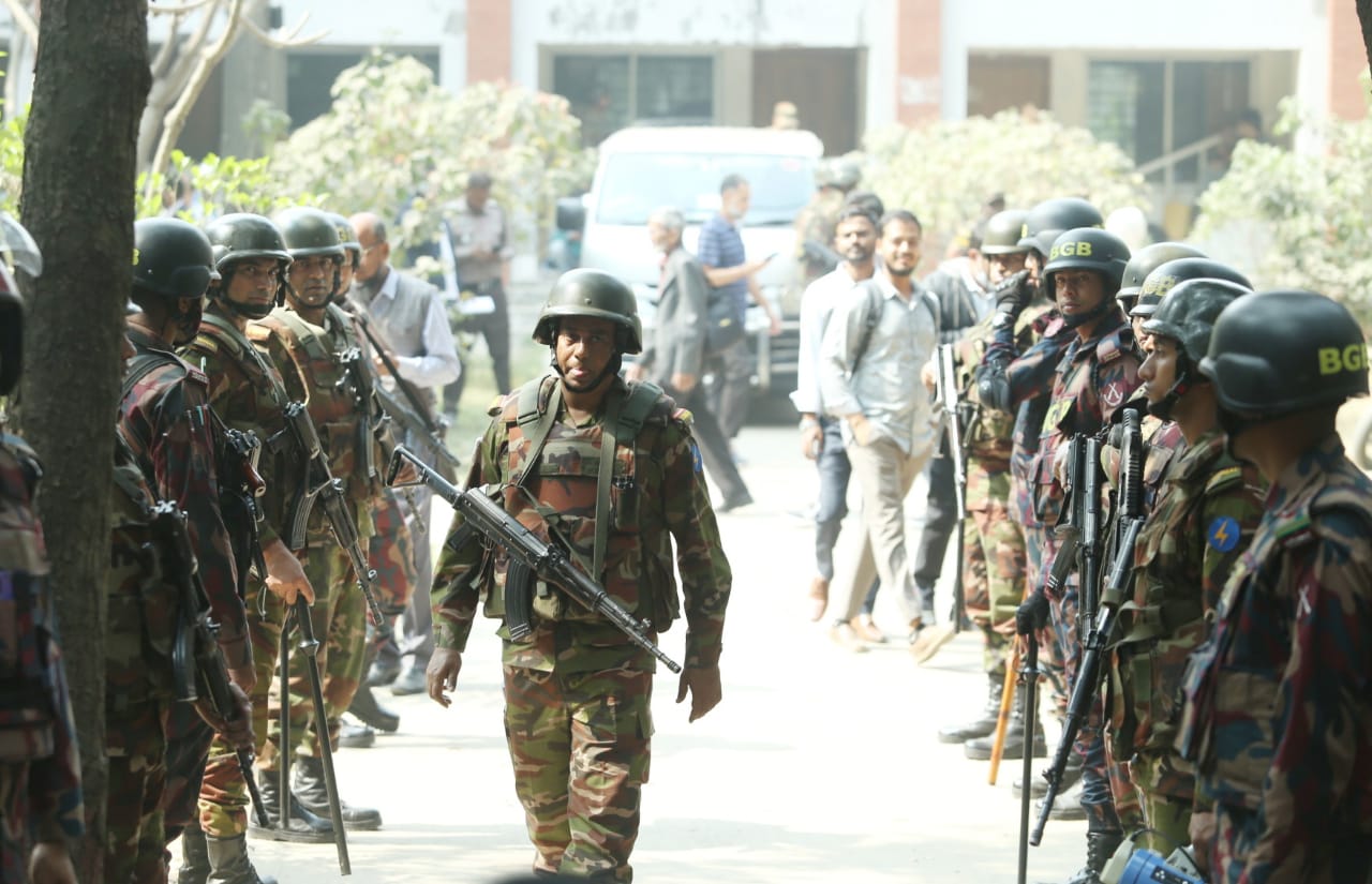 সরঞ্জাম হাতে ভোটযুদ্ধের শেষ প্রস্তুতি