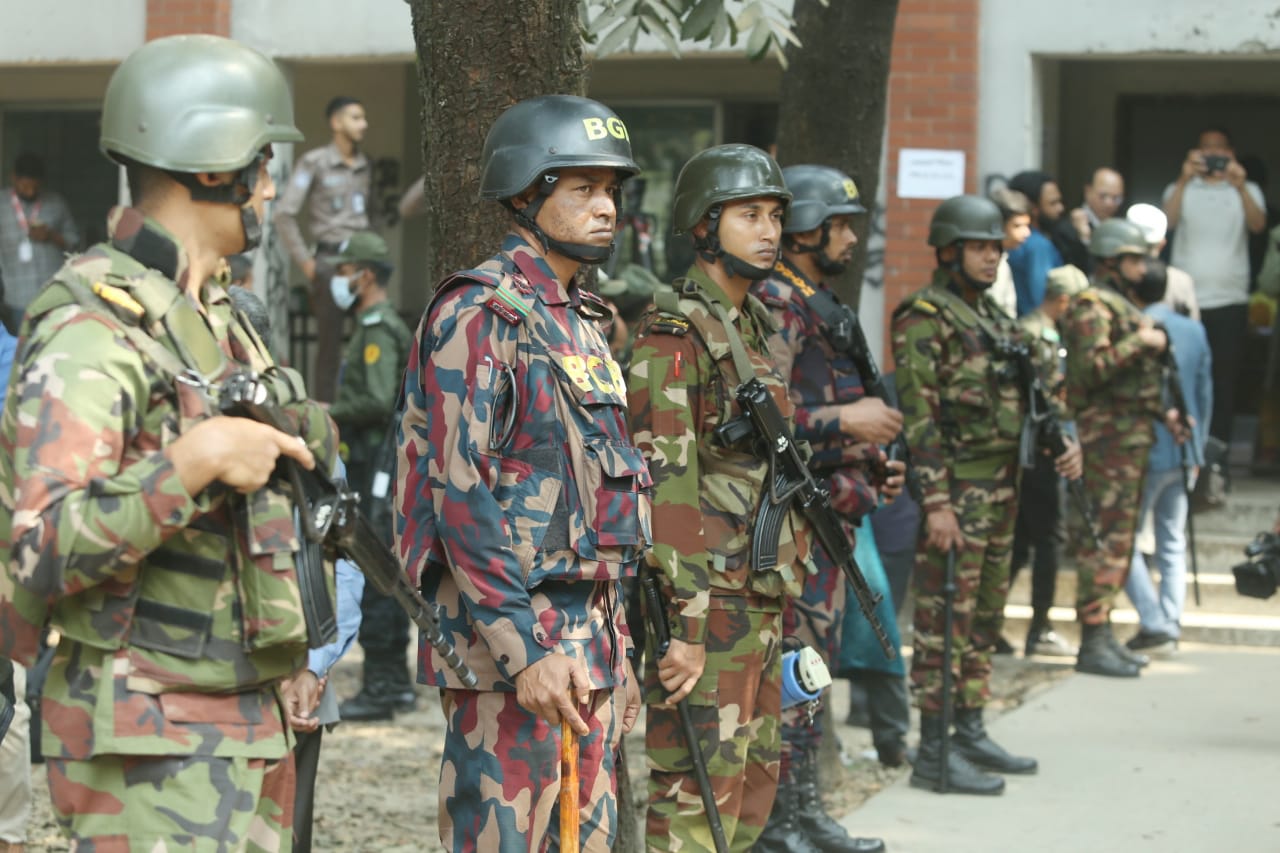 সরঞ্জাম হাতে ভোটযুদ্ধের শেষ প্রস্তুতি