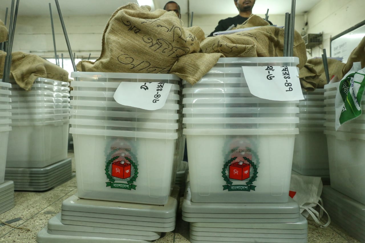 সরঞ্জাম হাতে ভোটযুদ্ধের শেষ প্রস্তুতি