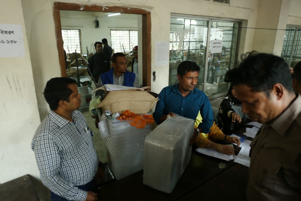 সরঞ্জাম হাতে ভোটযুদ্ধের শেষ প্রস্তুতি