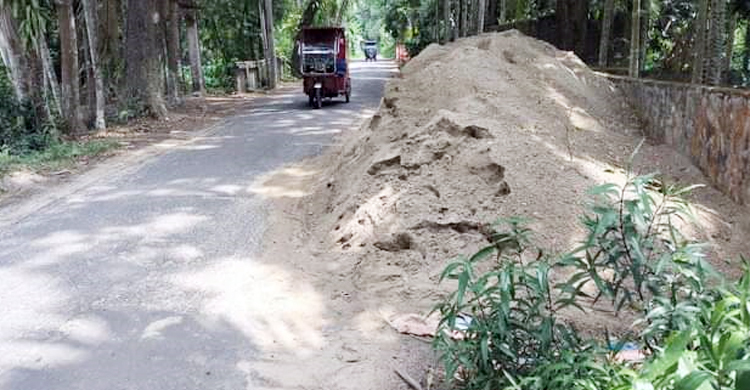 সড়কে বালু রেখে ব্যবসা, যুবককে জরিমানা