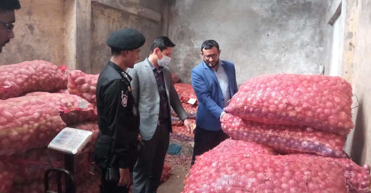 লক্ষ্মীপুরে ৩ প্রতিষ্ঠানকে লাখ টাকা জরিমানা