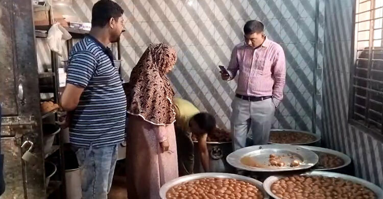 মিষ্টির কড়াইয়ে টিকটিকির মল, জরিমানা লাখ টাকা