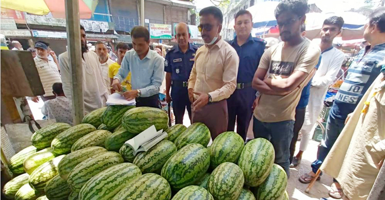কাগজের ঠোঙায় ওজন জালিয়াতি, ফল ব্যবসায়ীকে জরিমানা