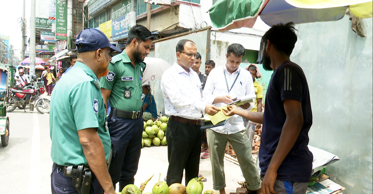 বেশি দামে ডাব বিক্রি করে জরিমানা গুনলেন ৪ ব্যবসায়ী