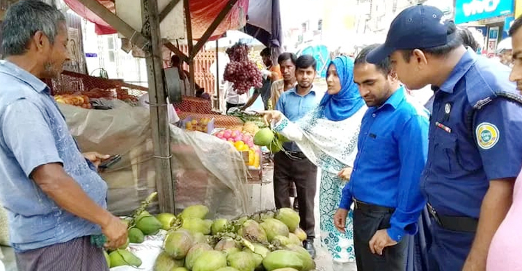 বেশি দামে ডাব বিক্রি করায় ৩ বিক্রেতাকে জরিমানা