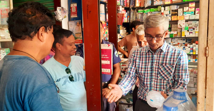 ৯১ টাকার স্যালাইন ২০০ টাকায় বিক্রি, গুনলেন জরিমানা