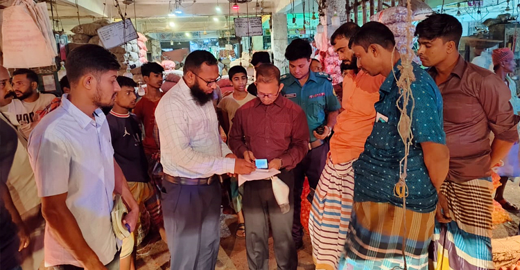 আলু-পেঁয়াজ-ডিমের দাম বেশি নেওয়ায় ১০৫ প্রতিষ্ঠানকে জরিমানা