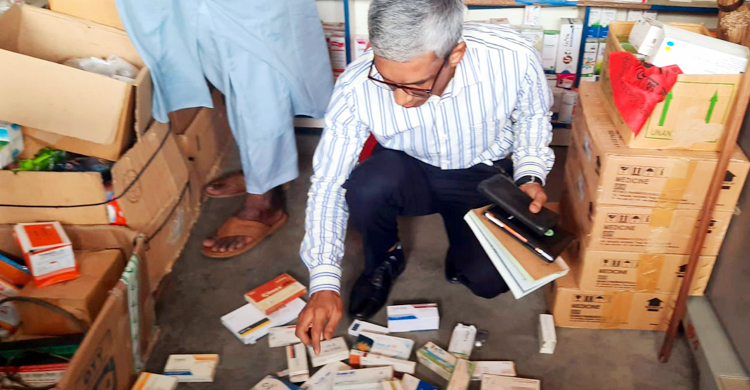 মেয়াদোত্তীর্ণ ওষুধ বিক্রির দায়ে ৪ ফার্মেসিকে জরিমানা