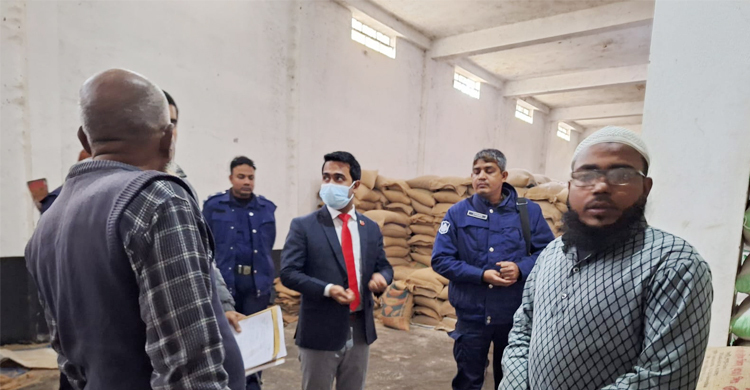 নওগাঁয় ১১ প্রতিষ্ঠানকে জরিমানা, ৩ চালের গুদাম সিলগালা