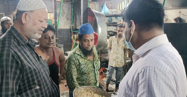 মিষ্টিতে ময়লা ও অস্বাস্থ্যকর পরিবেশে খাবার বিক্রির দায়ে জরিমানা
