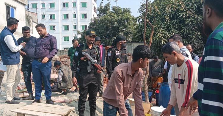 ভেজাল খাদ্যপণ্যের কারখানায় র‍্যাবের অভিযান, ২ লাখ টাকা জরিমানা