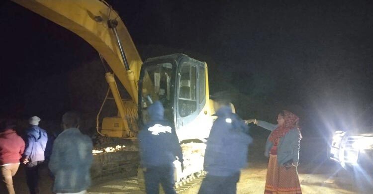 গভীর রাতে কাটা হচ্ছিল টিলা, অভিযান চালিয়ে দুই লাখ টাকা জরিমানা