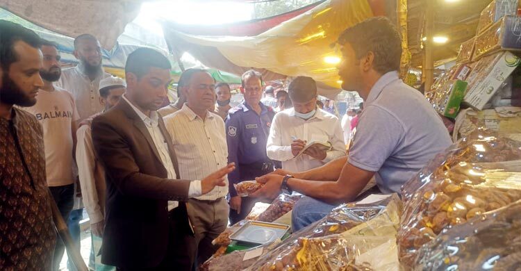 নারায়ণগঞ্জে মূল্য তালিকা না থাকায় তিন দোকানিকে জরিমানা