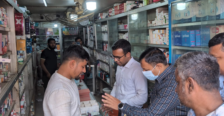 মেয়াদোত্তীর্ণ ওষুধ বিক্রির দায়ে ৪ ফার্মেসিকে জরিমানা