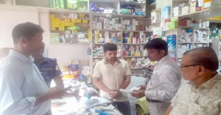 পিরোজপুরে মেয়াদোত্তীর্ণ ওষুধ বিক্রির দায়ে দুই ফার্মেসিকে জরিমানা