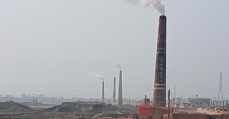 নাকের ডগায় ৩০০ অবৈধ ইটভাটা, জরিমানায় দায় সারছে প্রশাসন