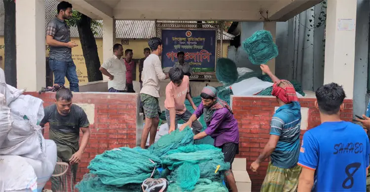 মাছ ধরার নিষিদ্ধ জাল বিক্রি করায় দুই প্রতিষ্ঠানকে জরিমানা