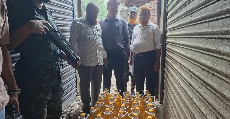 সয়াবিন তেল মজুতের দায়ে চাঁদপুরে চার প্রতিষ্ঠানকে জরিমানা
