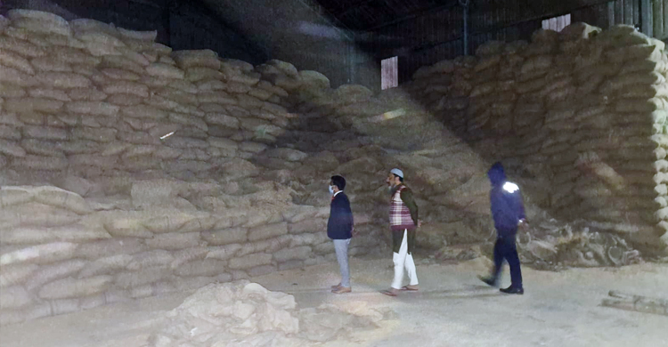 নওগাঁয় ১১ প্রতিষ্ঠানকে জরিমানা, ৩ চালের গুদাম সিলগালা