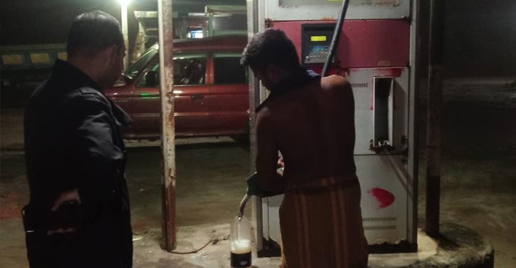 টাঙ্গাইলে পেট্রোল পাম্পে ওজনে কম-দাম বেশি রাখায় জরিমানা