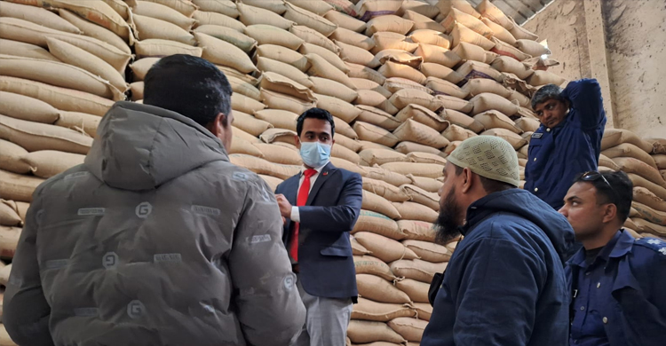 নওগাঁয় ১১ প্রতিষ্ঠানকে জরিমানা, ৩ চালের গুদাম সিলগালা