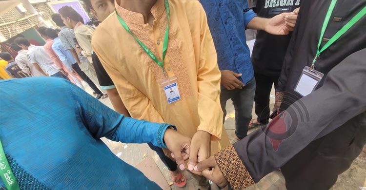 রাকসু নির্বাচন: মুছে যাচ্ছে আঙুলের কালি