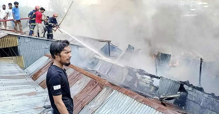 মহাখালীর সাততলা বস্তির আগুন নিয়ন্ত্রণে