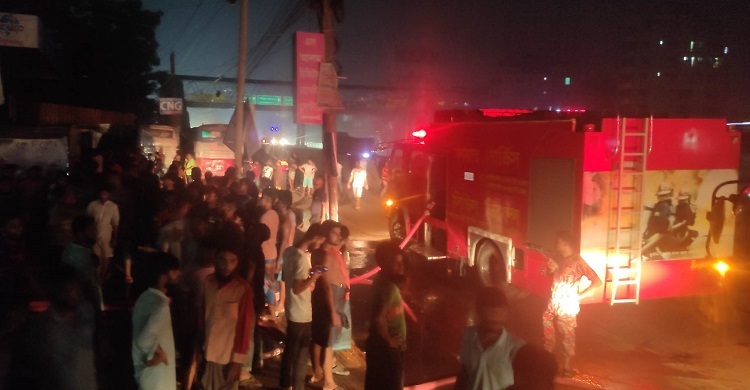 সিদ্ধিরগঞ্জে পোশাক কারখানায় আগুন, নিয়ন্ত্রণে ৪ ইউনিট