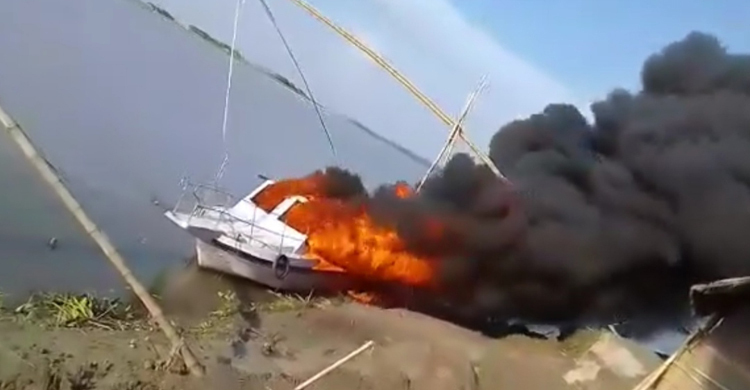 ধরলা নদীতে আগুনে পুড়লো ৩৫ লাখ টাকার স্পিডবোট