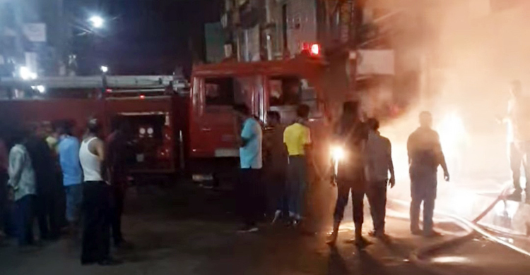 খুলনায় গভীর রাতে হোটেল অ্যাম্বাসেডরে আগুন
