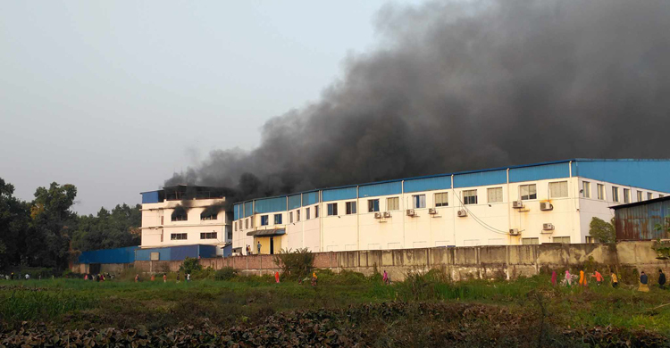 গাজীপুরে ৪ ঘণ্টার চেষ্টায় কারখানার আগুন নিয়ন্ত্রণে