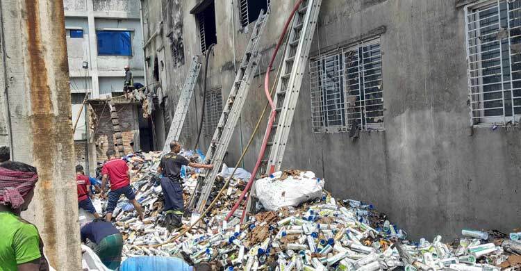 যে কারণে ডেমরার আগুন নেভাতে লাগলো ১২ ঘণ্টা