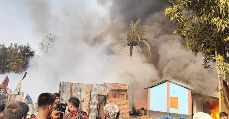 রাজশাহীতে ক্যারেটের গোডাউনে আগুন, কোটি টাকার ক্ষতি
