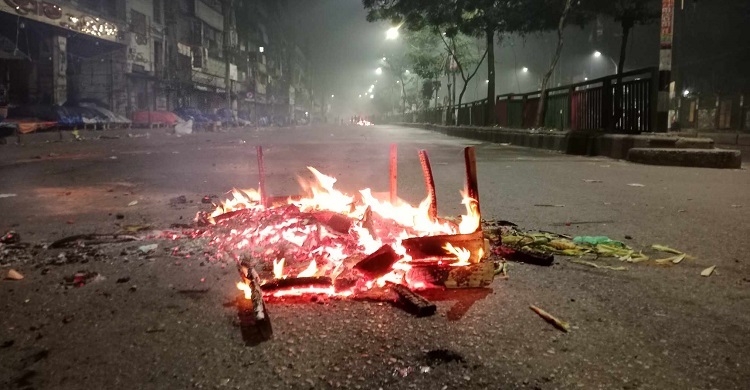 ঢাকা কলেজ-ইডেন পর্যন্ত সড়কে আগুন জ্বালিয়ে অবস্থান শিক্ষার্থীদের
