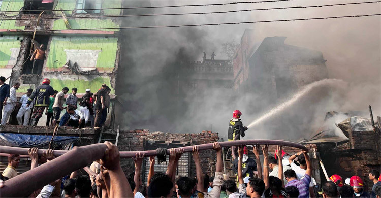 পুরান ঢাকায় বাড়িতে আগুন, নিয়ন্ত্রণে ৮ ইউনিট