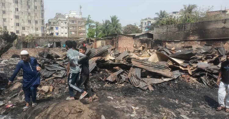 শাহী মসজিদ বস্তিতে আগুন: চোখের সামনে পুড়ে ছাই ২০ বছরে করা সম্পদ