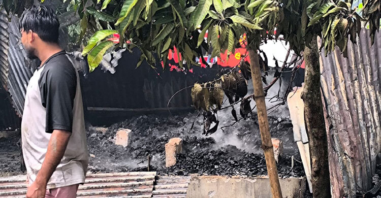 প্রবাসী জামাইকে ‘পিটিয়ে হত্যা’, শ্বশুরবাড়ি পুড়িয়ে দিলো গ্রামবাসী