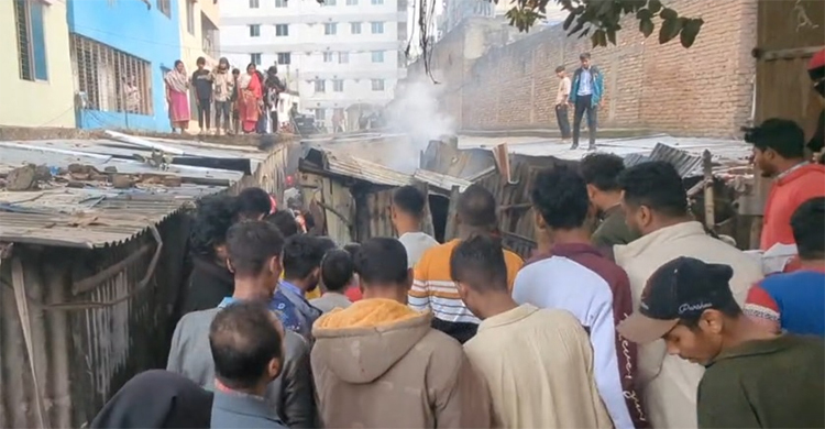 মোহাম্মদপুরে বস্তিতে আগুন