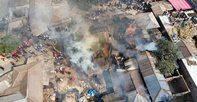 স্মার্টফোন চার্জার বিস্ফোরণে পুড়ে ছাই ৪ বসতবাড়ি