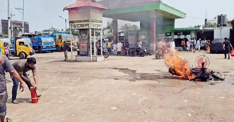 পাম্পে তেল নেওয়ার পর হঠাৎ আগুন, পুড়ে ছাই মোটরসাইকেল
