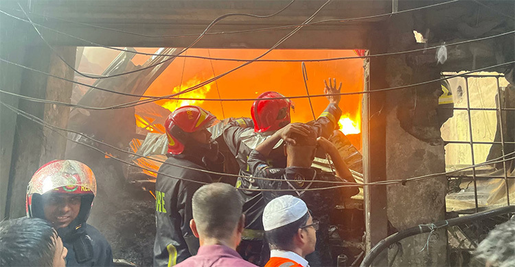 লালবাগে প্লাস্টিকের গোডাউনে আগুন, নিয়ন্ত্রণে ১১ ইউনিট