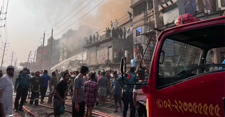 পুরান ঢাকায় বাড়িতে আগুন, নিয়ন্ত্রণে ৮ ইউনিট