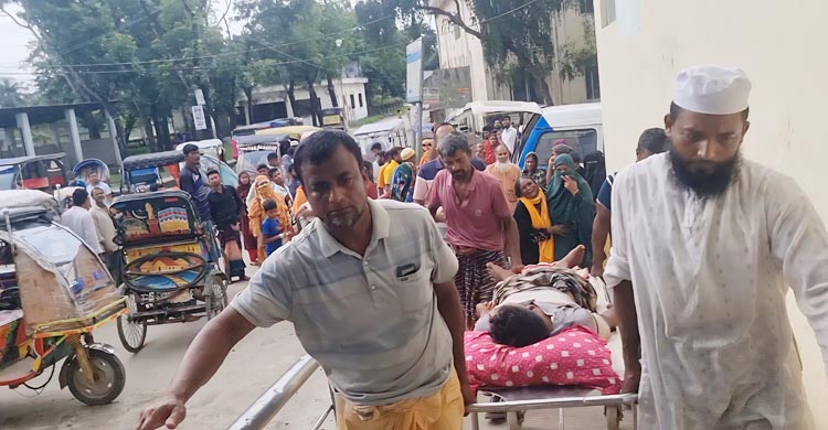 বঙ্গোপসাগরে দুই ট্রলারে ডাকাতি, গুলিবিদ্ধসহ আহত ৮