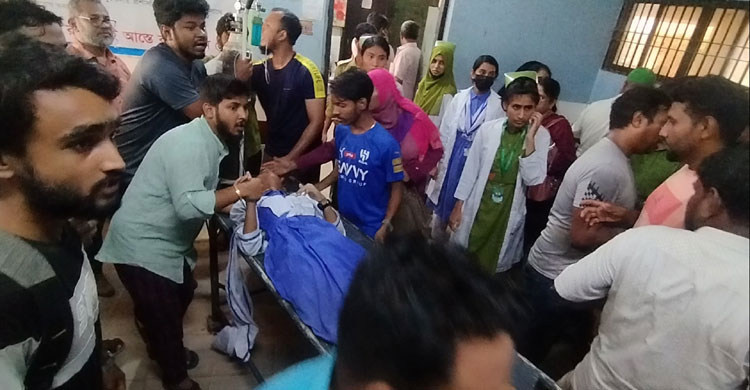 বিদ্যালয়ের ল্যাবে অগ্নিকাণ্ড, হুড়োহুড়ি করে নামতে গিয়ে আহত ২৫