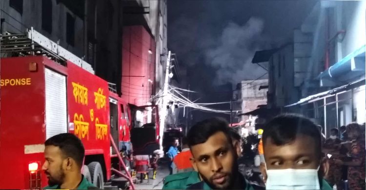 এখনো জ্বলছে আগুন, উড়ছে ধোঁয়া