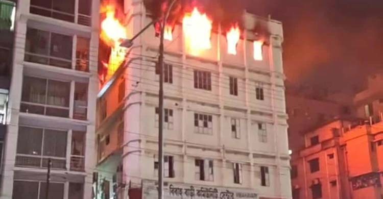 কালশীতে পোশাক কারখানায় আগুন, নিয়ন্ত্রণে ৭ ইউনিট