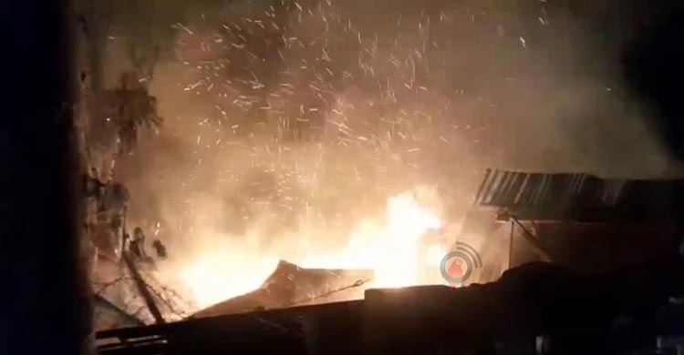 ৫ সদস্যের পরিবার চলতো দোকানের আয় দিয়ে, আগুনে সব শেষ